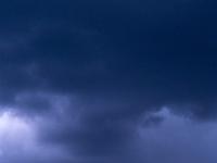 Schwarze Regenwolken über abendlichem Schloß Hohenaschau